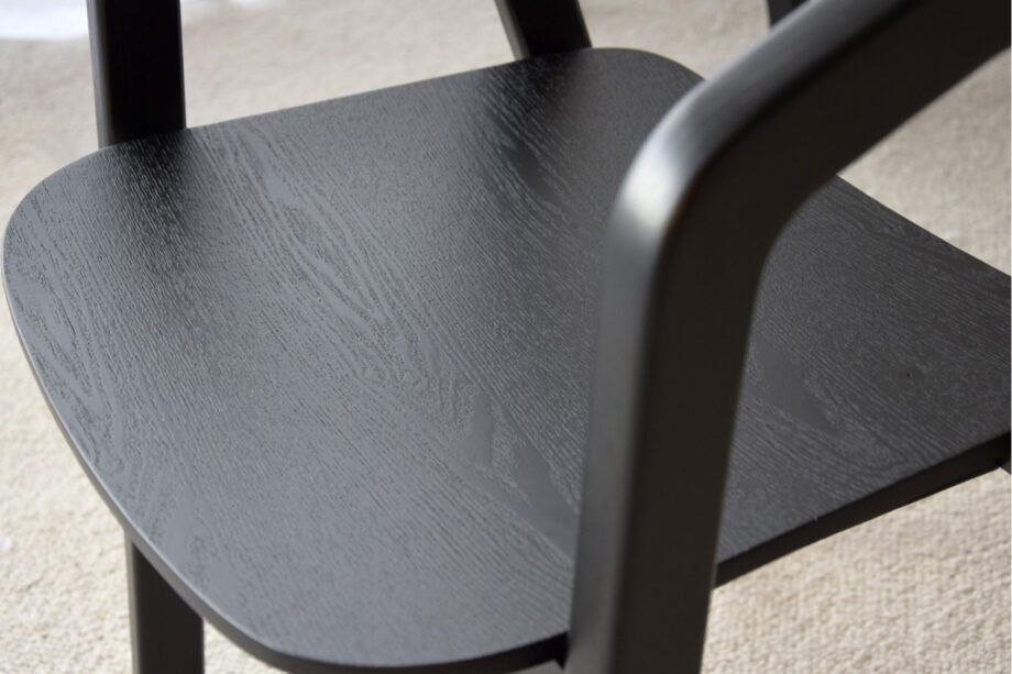 Set de dos sillas comedor NOA madera fresno negro y beige VP Interiorismo