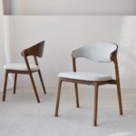 Set de dos sillas comedor LEA madera maciza marrón y gris