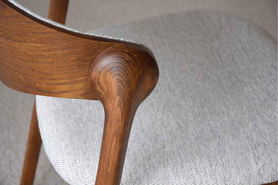 Set de dos sillas comedor LEA madera maciza marrón y gris VP Interiorismo