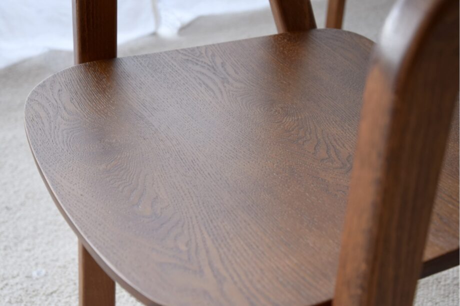 Set de dos sillas comedor NOA madera fresno marrón y gris VP Interiorismo