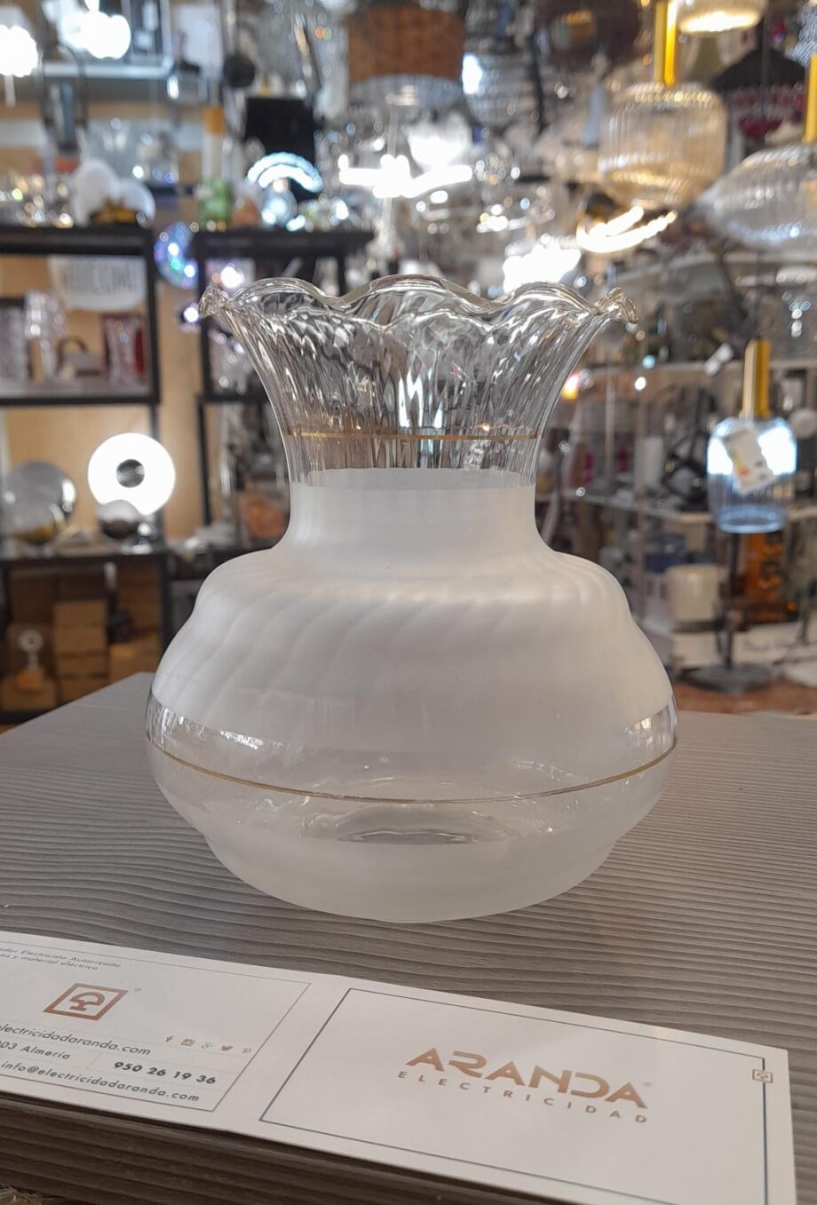 Tulipa de cristal:  Señorita mate 90X Vitrimur con filo transparente y vivos oro.  Ultima unidad!