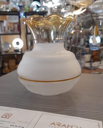 Tulipa de cristal:  Señorita mate 90X Vitrimur con filo ámbar y vivos oro.  Ultima unidad!