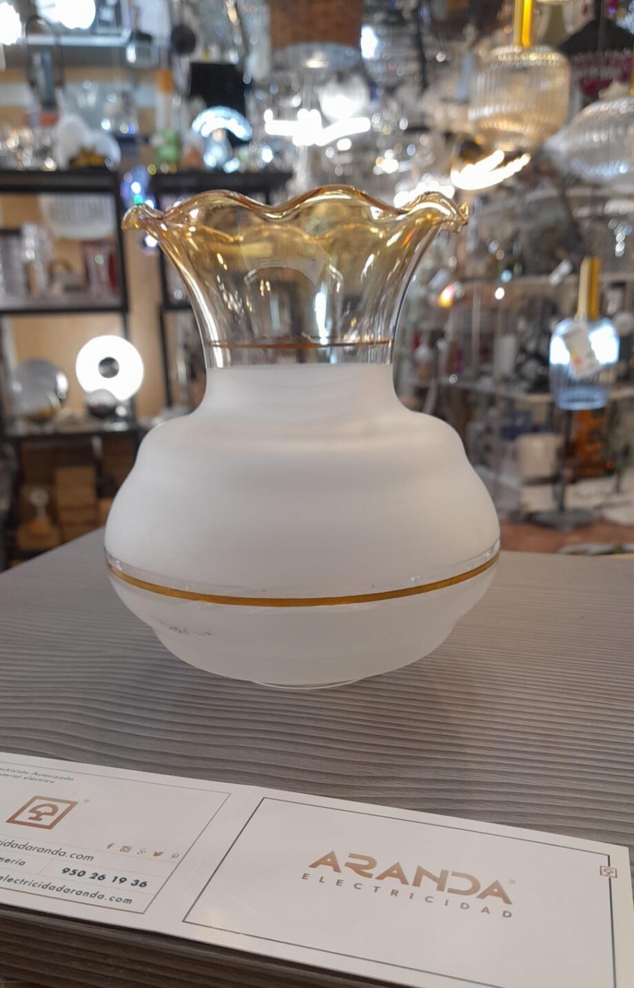 Tulipa de cristal:  Señorita mate 90X Vitrimur con filo ámbar y vivos oro.  Ultima unidad!