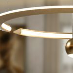 Lámpara ORANE redonda dorada y esfera central de 46W Led Schuller