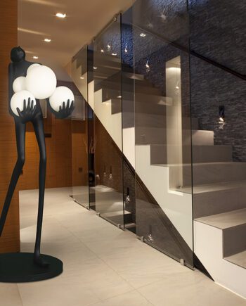 Figura grande LA CARGA negra con luz led en esferas blancas