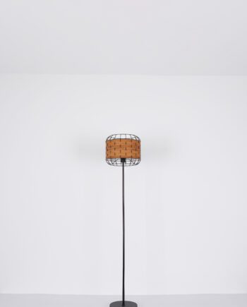 Lámpara de pie ELMAR negra con pantalla geométrica y detalle madera