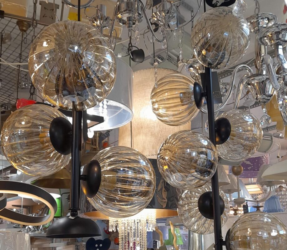 Lámpara vertical cromo con 3 6 esferas gajos oro