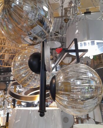Lámpara vertical negra con 3 esferas gajos oro