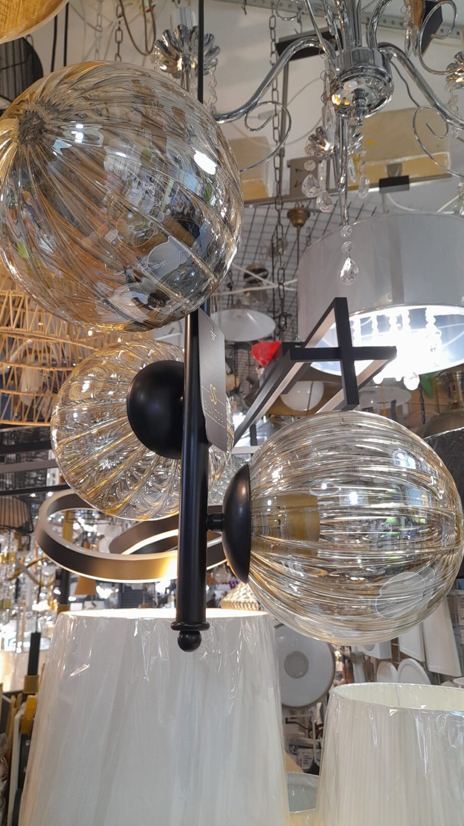 Lámpara vertical negra con 3 esferas gajos oro