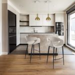 Taburete GIRO alto con asiento textil piedra con patas negras