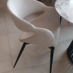 Sillón GIRO con asiento textil piedra con patas negras silla schuller