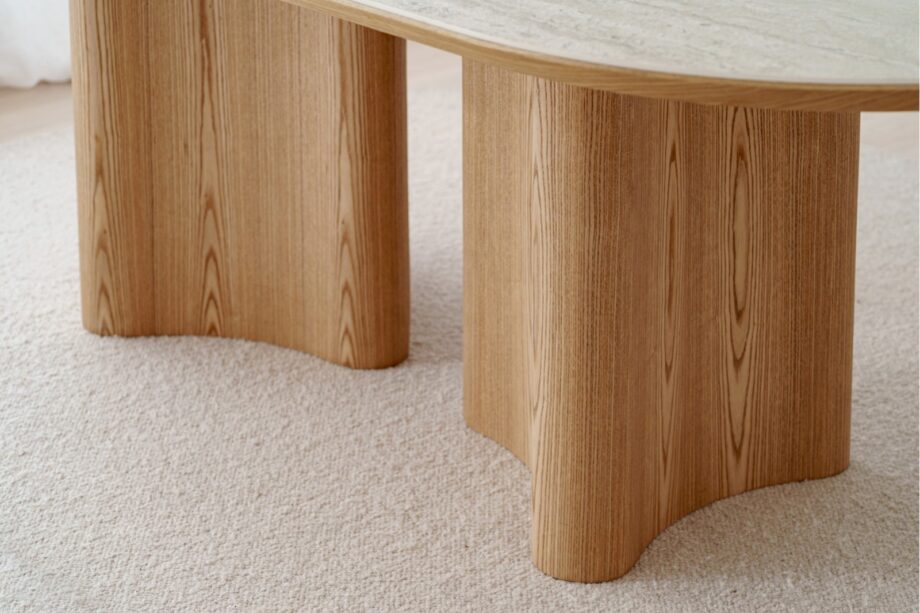 Mesa de comedor CURVA de sobre cerámico gris con base fresno natural