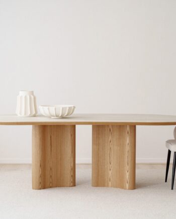 Mesa de comedor CURVA de sobre cerámico gris con base fresno natural