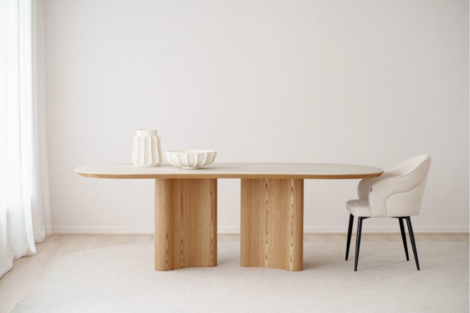 Mesa de comedor CURVA de sobre cerámico gris con base fresno natural