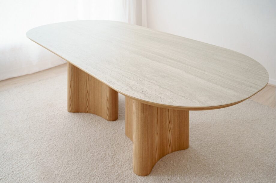 Mesa de comedor CURVA de sobre cerámico gris con base fresno natural