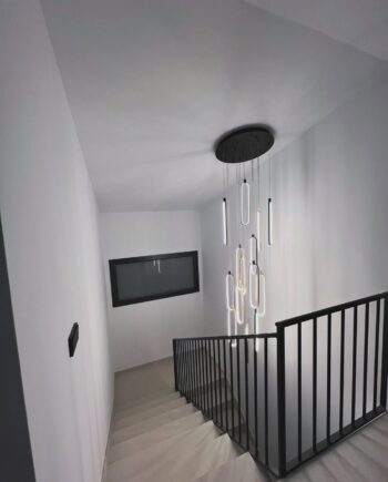 COLETTE - Lámpara base redonda negra de 14 colgantes negros y dorados con 182w Led dimable por mando