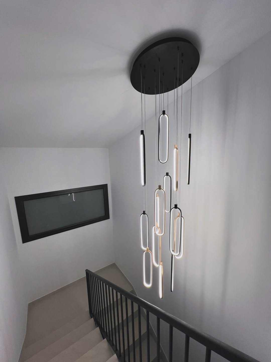 COLETTE - Lámpara base redonda negra de 14 colgantes negros y dorados con 182w Led dimable por mando