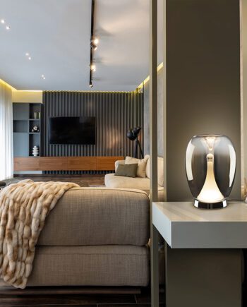 Lámpara sobremesa SUSPIRO cromo y cristal smoke de 8,5W Led integrado Schuller