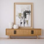 Mueble de TV IOA de madera roble y tiradores en latón envejecido VP Interiorismo