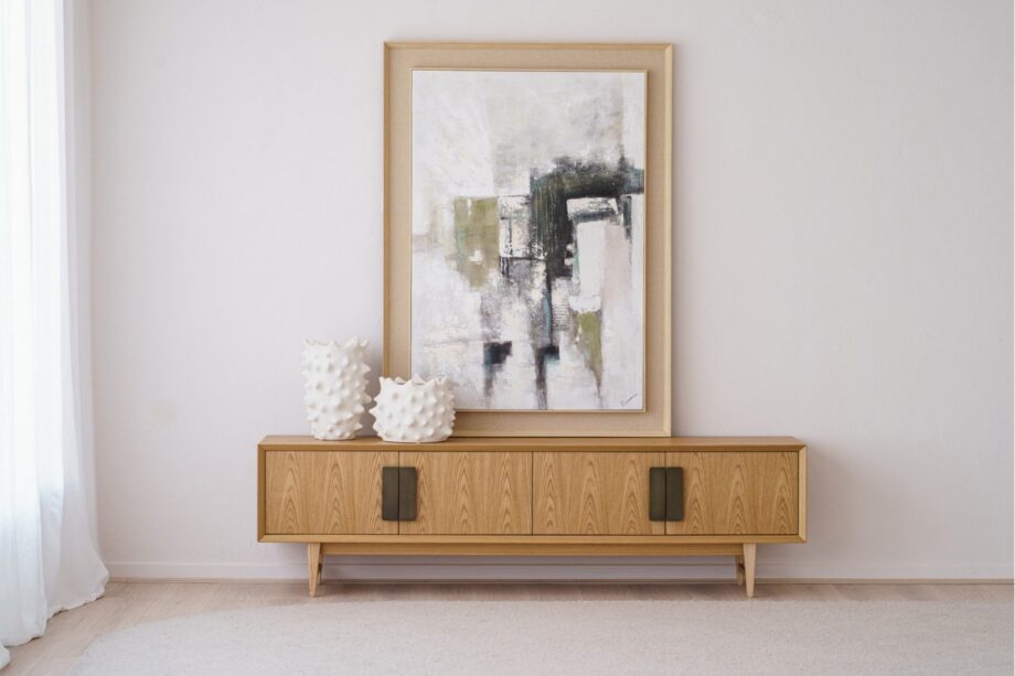 Mueble de TV IOA de madera roble y tiradores en latón envejecido VP Interiorismo