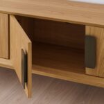 Mueble de TV IOA de madera roble y tiradores en latón envejecido VP Interiorismo