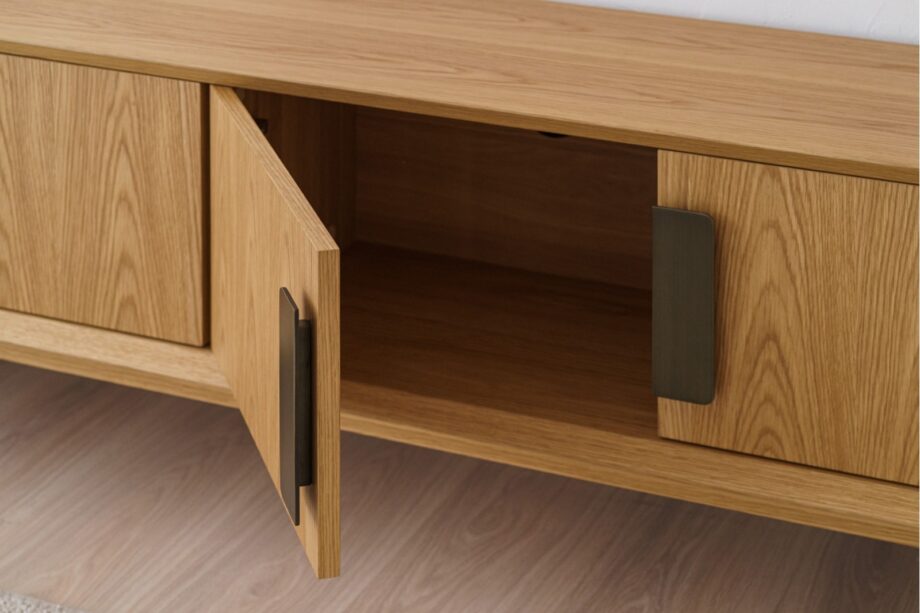 Mueble de TV IOA de madera roble y tiradores en latón envejecido VP Interiorismo