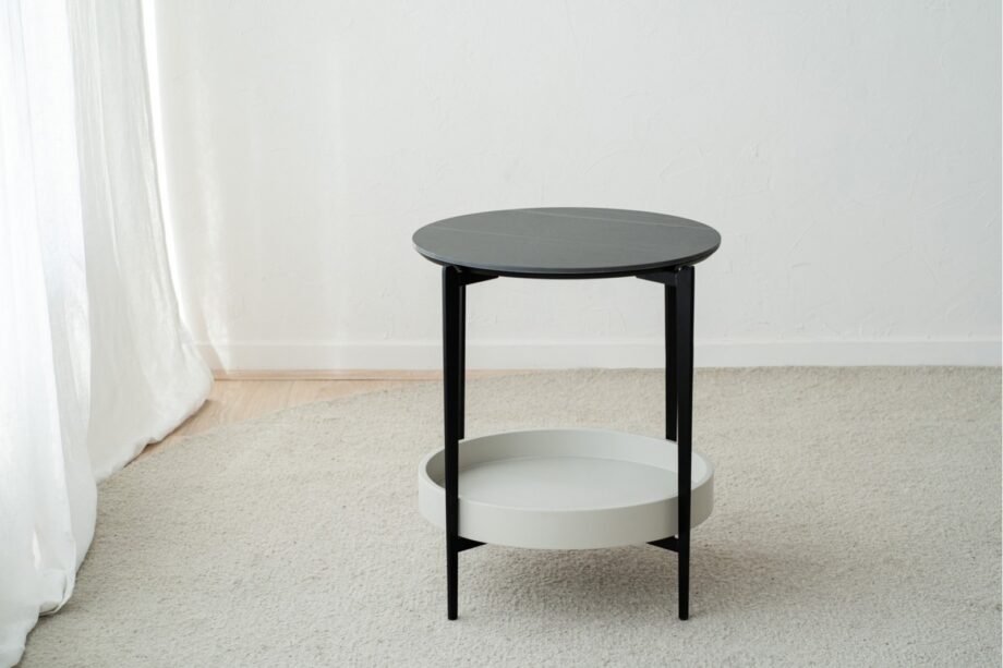 Mesa auxiliar redonda N52 metal negro con tapa cerámica negra y bandeja gris arena VP Interiorismo