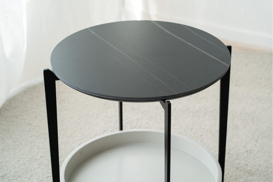 Mesa auxiliar redonda N52 metal negro con tapa cerámica negra y bandeja gris arena VP Interiorismo