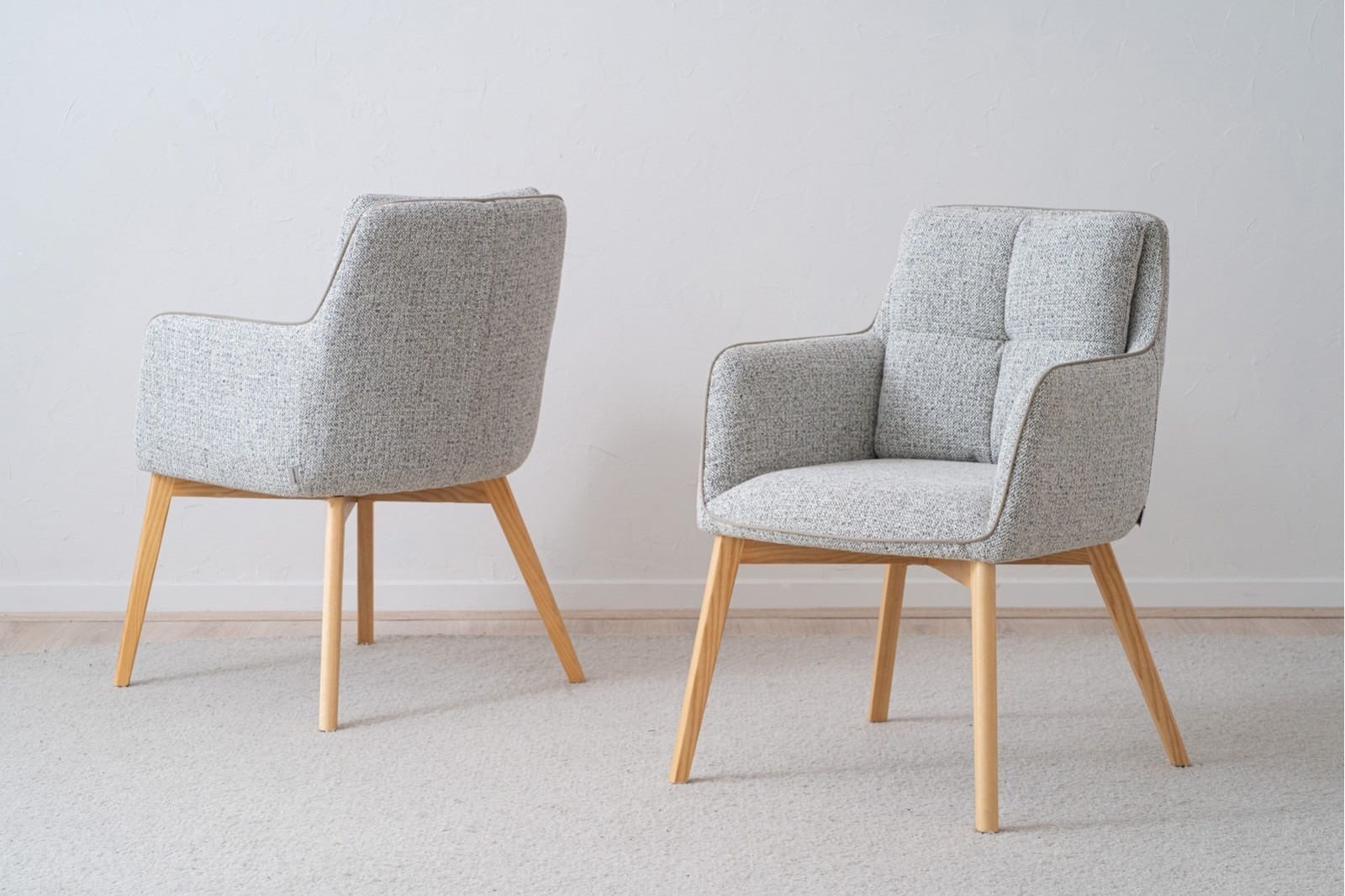 Set 2 Sillas OLIVER con brazos en tono gris con patas de madera natural VP Interiorismo