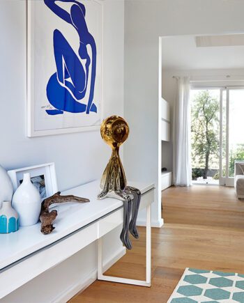 Figura decorativa SIT DOWN sentada gris plomo y naranja Schuller