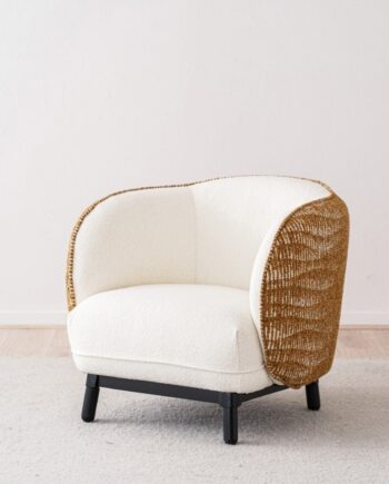 Butaca CURVA blanca con trasera estampada con patas roble negras VP Interiorismo