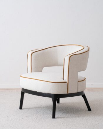 Butaca tapizada arena y mostaza con patas madera fresno negras VP Interiorismo