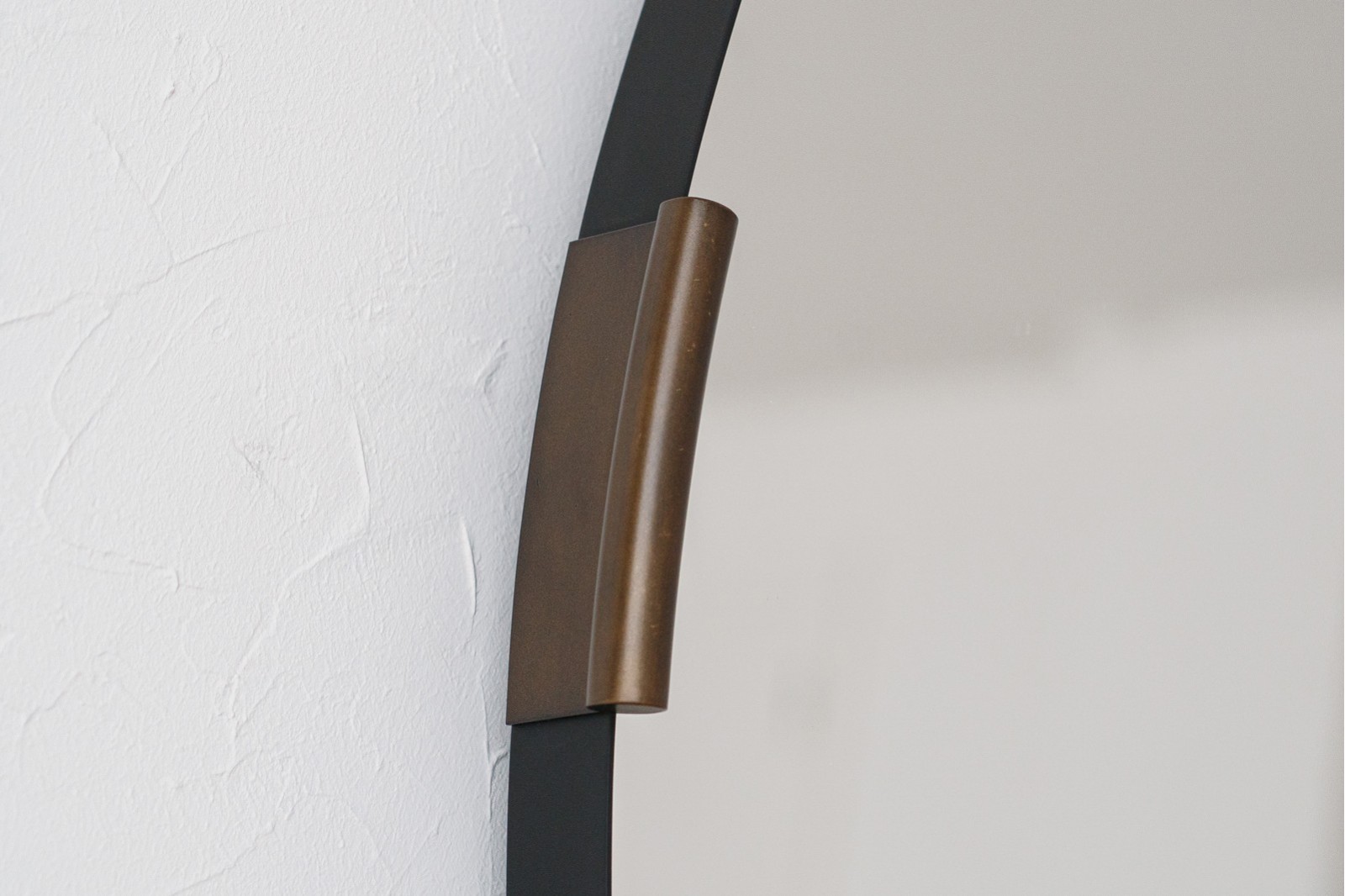 Espejo redondo con marco metal negro con detalles oro envejecido VP Interiorismo