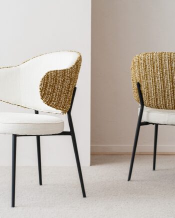 Set de dos sillas CLOE blanco y mostaza con patas metálicas negras VP Interiorismo