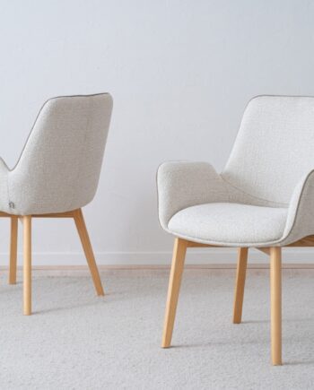 Set de dos sillas comedor con brazos TAI beige patas madera natural VP Interiorismo