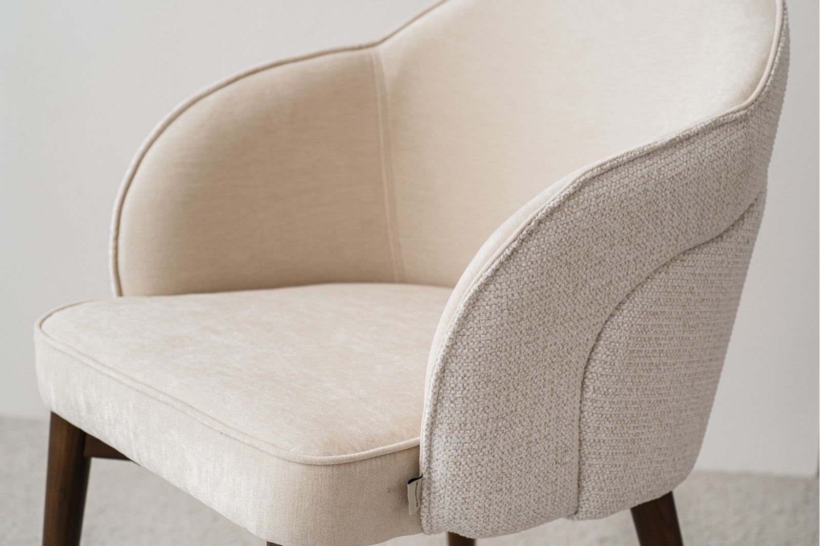 Set 2 Sillas ROMA con brazos marfil y patas madera nogal VP Interiorismo