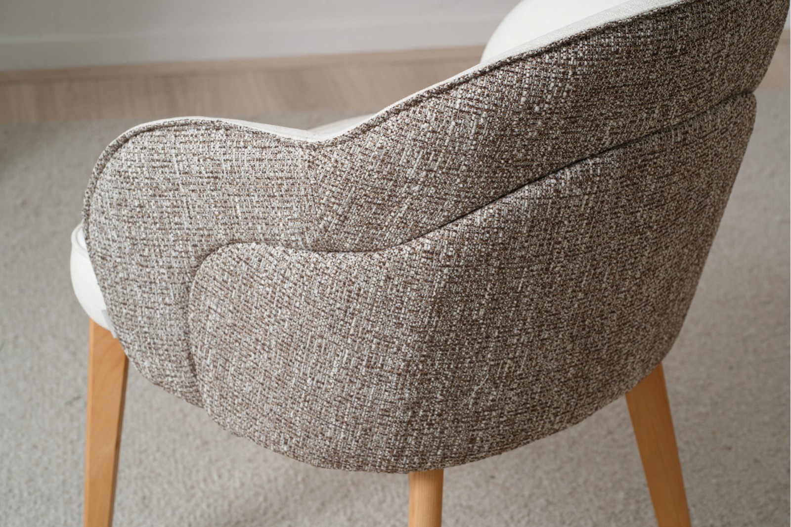 Set 2 Sillas ROMA con brazos marfil tostados y patas roble natural VP Interiorismo