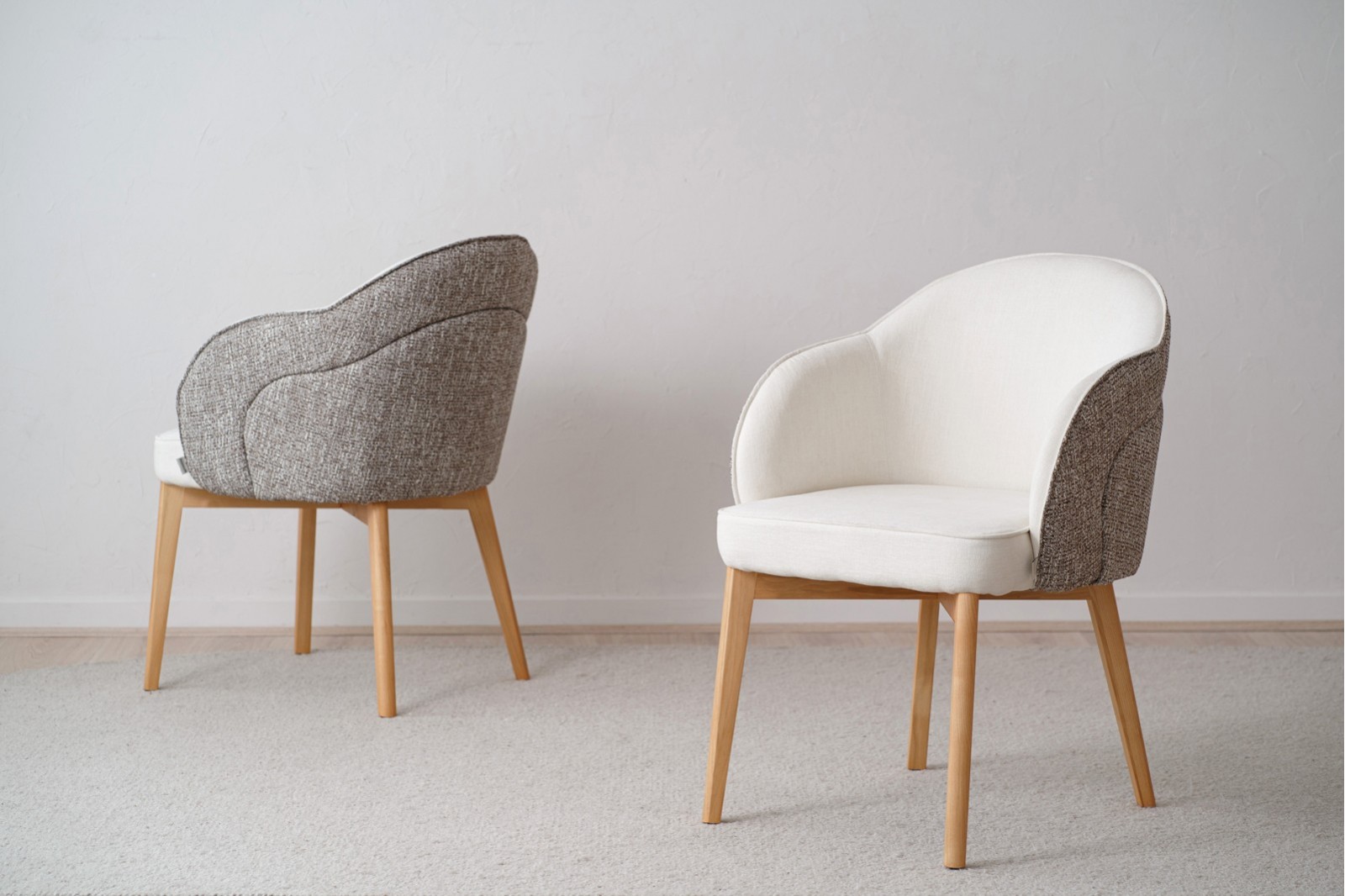 Set 2 Sillas ROMA con brazos marfil tostados y patas roble natural VP Interiorismo