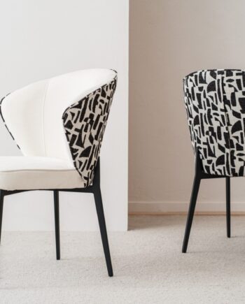 Set de dos sillas EVA negro y beige con patas metálicas negras VP Interiorismo