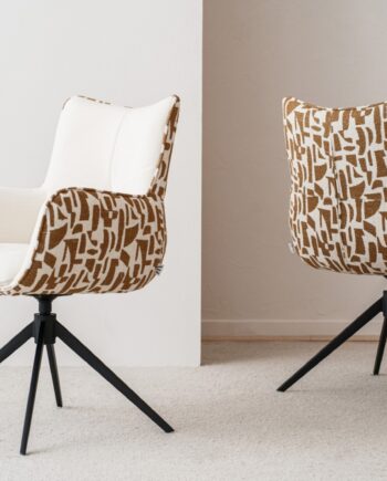 Set de dos sillas giratorias SAEL beige y ocre con patas metálicas negras VP Interiorismo