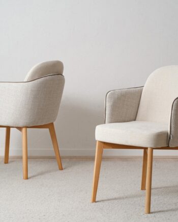 Set 2 Sillas con brazos en tono beige y patas de madera VP Interiorismo