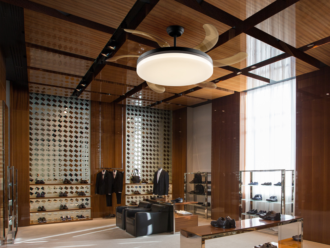 Ventilador VENTO MAXI negro de aspas retráctiles con 70w Led CCT Dimable Schuller.