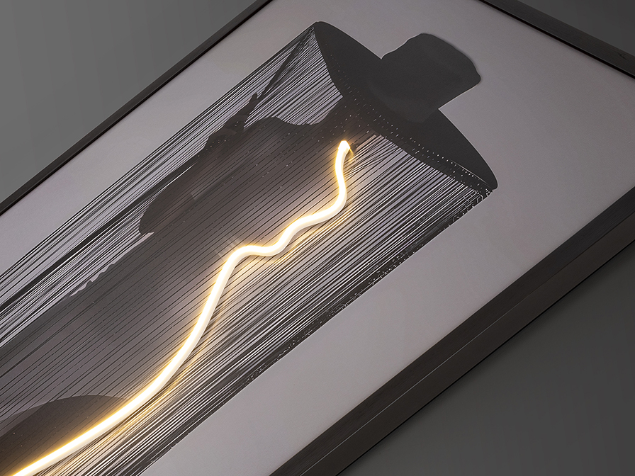 DIVA - Lienzo figura con sombrero impreso sobre tabla y con marco negro con 24W Led Schuller