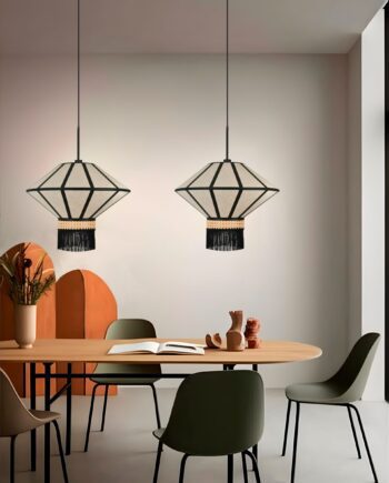 Lámpara de pantalla PREMIUM diseño geométrico beige con vivos negros flecos y ratán Silvioss