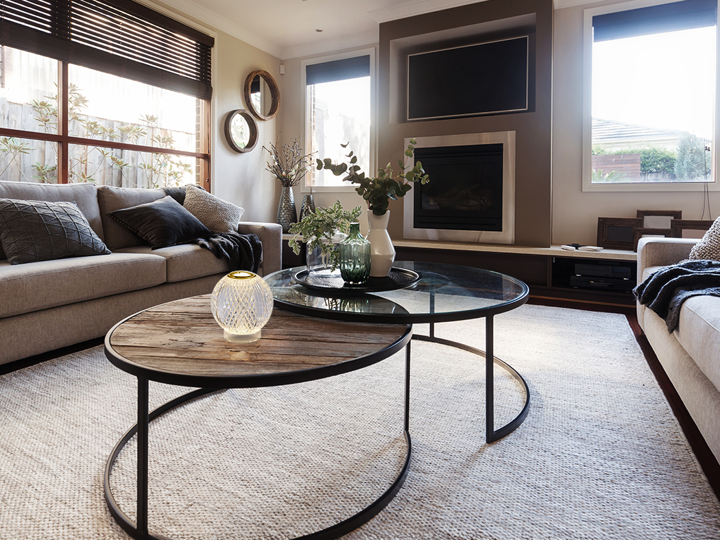 Sobremesa AUSTRAL recargable oro y acrílico con 1,5w Led Schuller