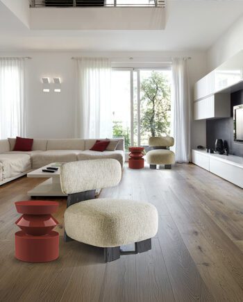 Butaca TOPAZ tapizada en chenilla crudo jaspeado con madera negra Schuller