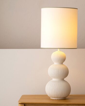 Lámpara sobremesa SERA grande cerámica blanco textura Vp Interiorismo, pantalla blanco roto vivos verdes.