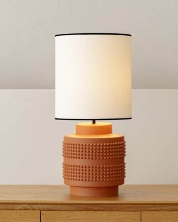 Lámpara sobremesa SOHO cerámica teja texturada Vp Interiorismo, pantalla marfil con vivos negros