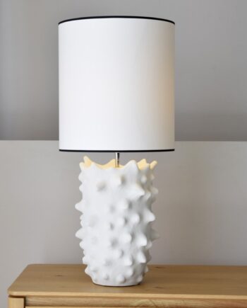 Lámpara sobremesa SOLAR alta cerámica blanca Vp Interiorismo, pantalla algodón blanca con vivos negros