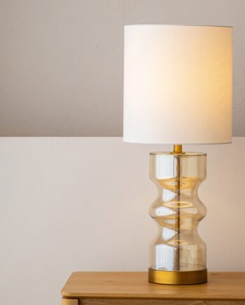 Lámpara CILLA N1 vidrio ámbar con base oro envejecido mate VP Interiorismo, pantalla lino blanco